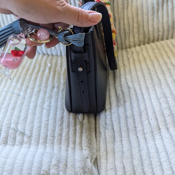 Elegant Black Michael Green Leather Shoulder Bag - Picture 5 of 8